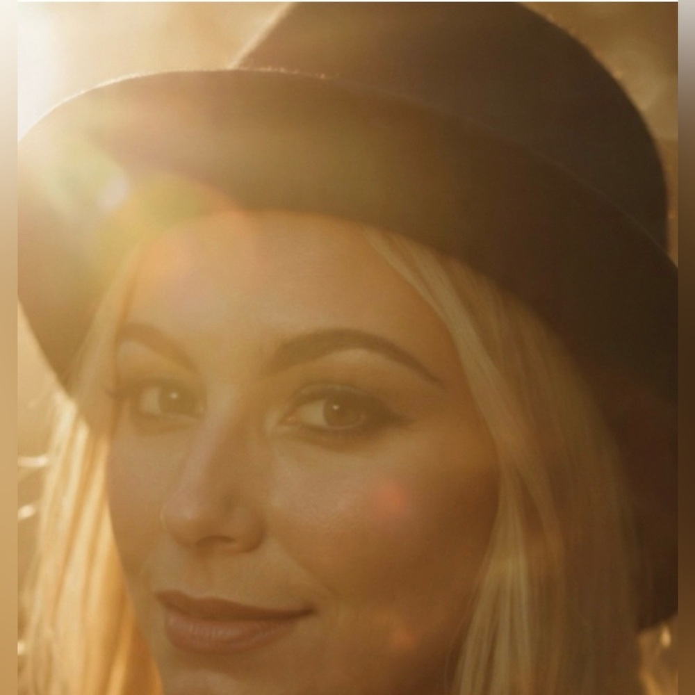 Hi ~ I’m Cyndi  ☮️  Welcome to my closet!